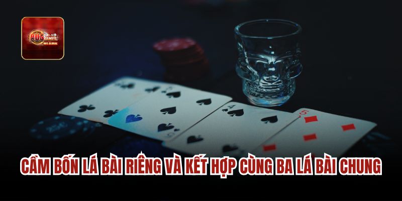 Cầm bốn lá bài riêng và kết hợp cùng ba lá bài chung